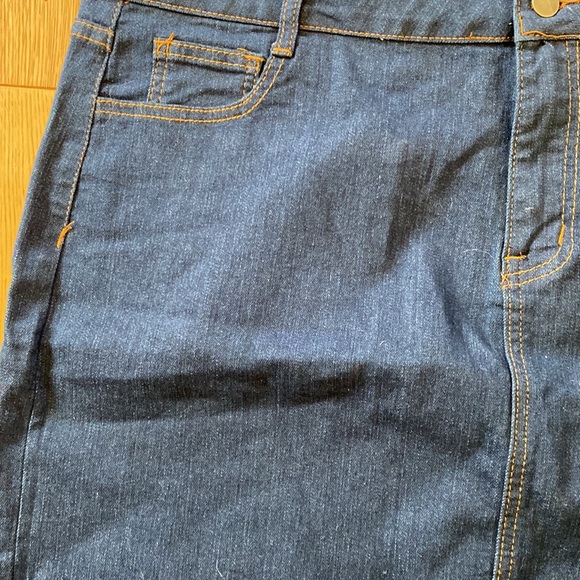Nice jean skirt. Plus size 20. No brand. Has fancy pockets. Please look at pic. - Picture 2 of 9